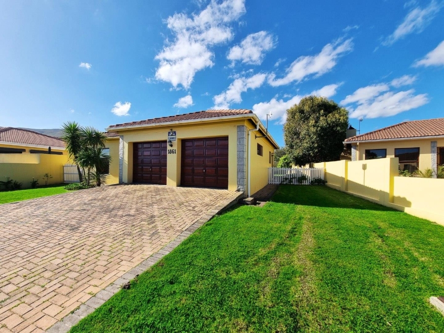 3 Bedroom Property for Sale in Sandbaai Western Cape